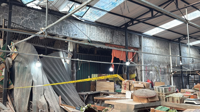 Kondisi Pasar Cimanggis, Ciputat, Tangerang Selatan, usai terjadi ledakan keras pada Rabu (14/10/2026) malam. Foto: Zahira Hilman/kumparan