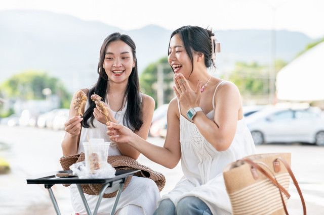 Ilustrasi berwisata kuliner. Foto: BongkarnGraphic/Shutterstock