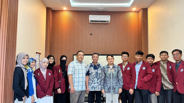 Foto bersama dengan para mahasiswa peserta PLP Prodi PAI UM Bandung (Foto: Humas UM Bandung).***