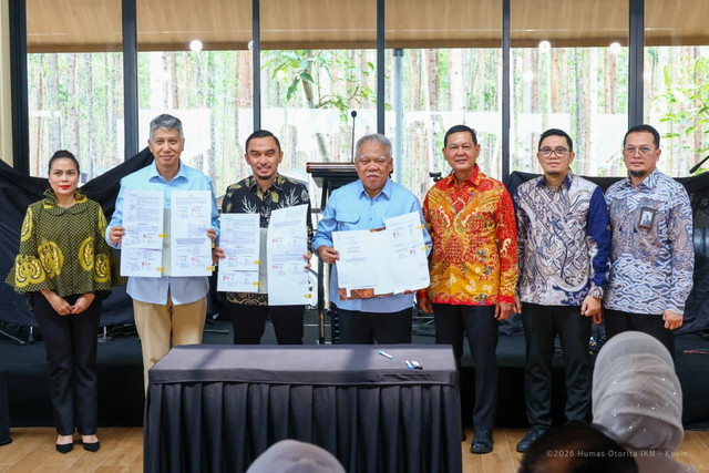 Otorita IKN menandatangani Perjanjian Kerja Sama (PKS) proyek Kerja Sama Pemerintah dan Badan Usaha (KPBU) sektor perumahan dan investasi langsung swasta murni di Glamping IKN, KIPP Nusantara, Rabu (14/10/2026). Foto: Dok. Istimewa