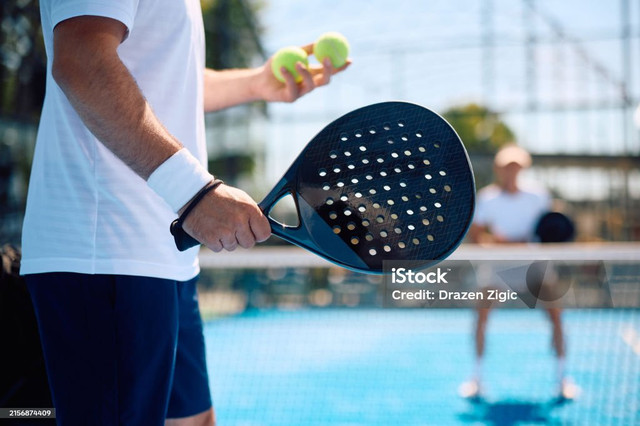 Ilustrasi seseorang sedang Berolahraga Padel (sumber: Istock oleh: Drazen Zigic)