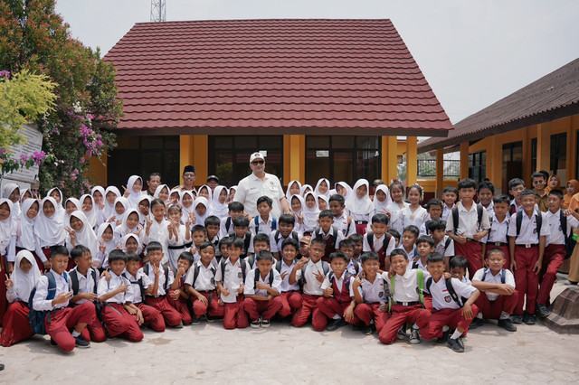 Anggota DPR RI Fraksi Partai NasDem, Rajiv, kunjungan kerja di daerah Bandung Barat dan bertemu siswa SD. Foto: Dok. Istimewa