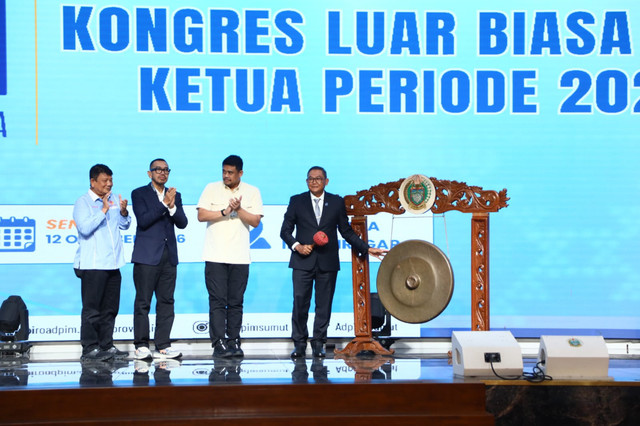Jajaran pengurus PSSI di antaranya Sumardji hingga Arya Sinulingga. Foto: Dok. PSSI
