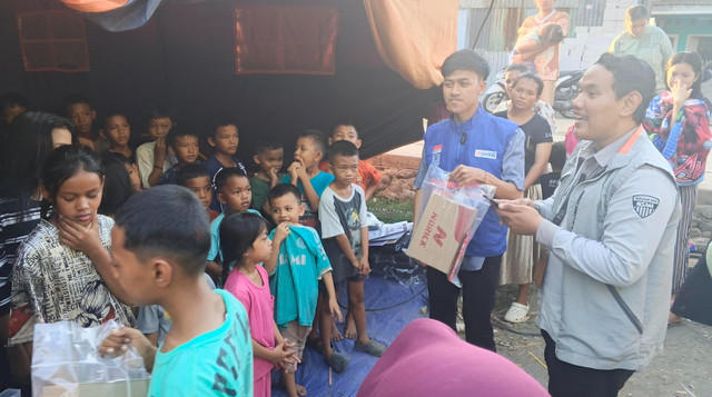 Kolaborasi DT Peduli dan Hisana Makassar Raya dalam kegiatan pendistribusian bantuan untuk penyintas kebakaran di Kel. Tallo, Kec. Tallo, Kota Makassar (Sumber: DT Peduli)