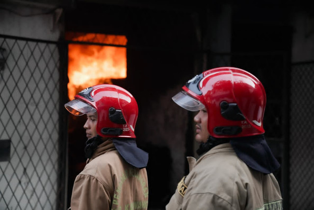 Kebakaran Kantor Pertanahan (Kantah) ATR/BPN Karawang pada Rabu (14/10/2026) malam. Foto: Dok. Pemkab Karawang