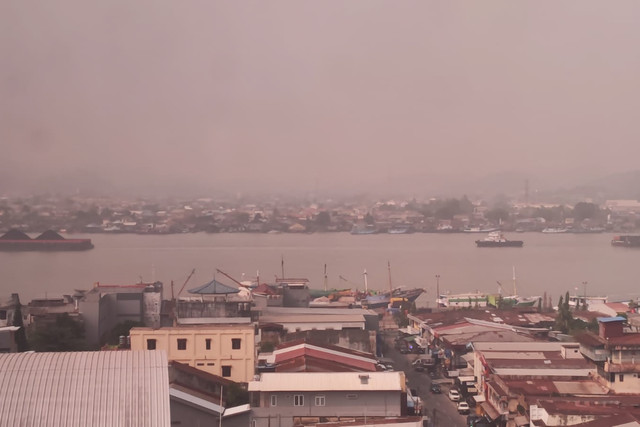 Kabut asap karhutla menyelimuti wilayah Kota Samarinda, Kalimantan Timur. Foto: Dok. Istimewa