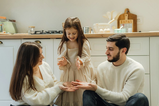 Ilustrasi bagaimana kalian menyapa ayah dan ibu kalian. Unsplash.com/Seljan Salim