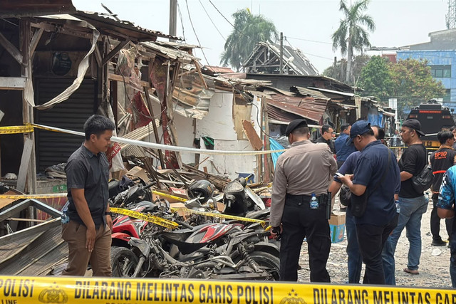 Petugas Gabungan melakukan olah tempat kejadian perkara (TKP) lanjutan ledakan di kawasan Pasar Cimanggis, Ciputat, Tangerang Selatan, Kamis (15/10/2026). Foto: Zahira Hilman/kumparan