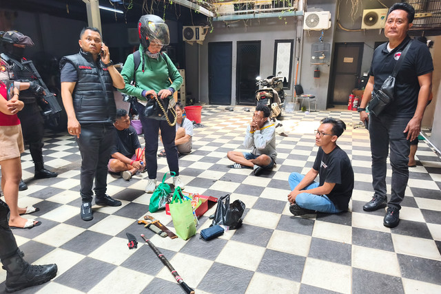 Dittipidnarkoba Bareskrim Polri bersama BNN, Polda Metro Jaya, dan BNNP menggelar Operasi Sarang Narkoba di Cengkareng, Jakarta Barat, Kamis (15/10/2026). Foto: Aditya Nugraha/kumparan