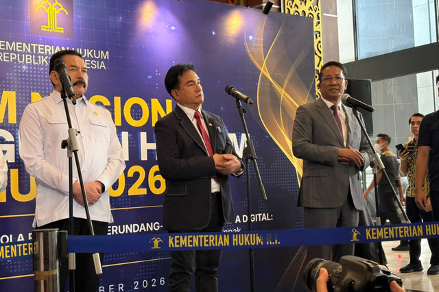 Menkum Supratman Andi Agtas, Mendagri Tito Karnavian, Menko Kumham Imipas Yusril Ihza Mahendra dalam Forum Nasional Pembangunan Hukum di Kantor Kemenkum, Jakarta, Kamis (15/10/2026). Foto: Nauval Pratama/kumparan