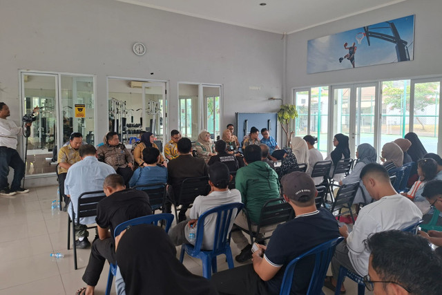 Suasana diskusi warga Serpong Lagoon dengan Wakil Wali Kota Tangsel di Sport Club Serpong Lagoon, Kamis (15/10/2026). Foto: Pradya/kumparan
