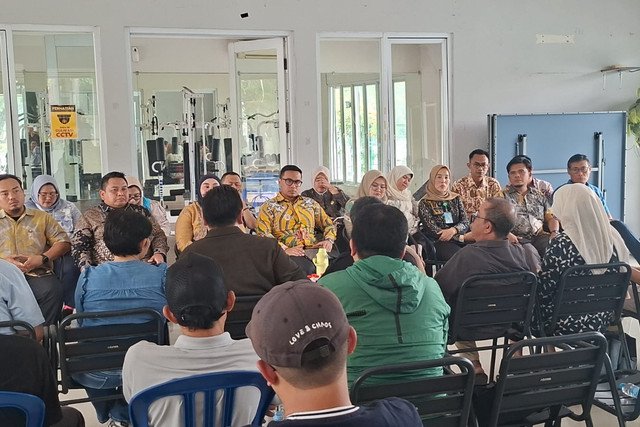 Suasana diskusi warga Serpong Lagoon dengan Wakil Walikota Tangsel di Sport Club Serpong Lagoon, Kamis (15/10/2026). Foto: Pradya/kumparan