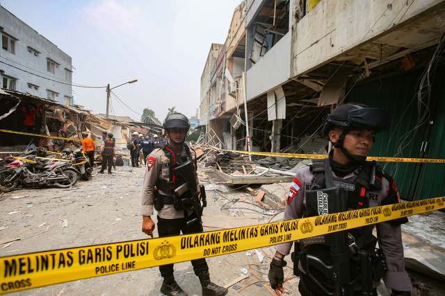 Dua personil Brimob berjaga saat dilakukan olah tempat kejadian perkara (TKP) ledakan di Pasar Cimanggis, Tangerang Selatan, Banten, Kamis (15/10/2026). Foto: Muhammad Iqbal/ANTARA FOTO