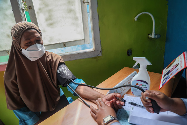 Petugas kesehatan mengukur tekanan darah pasien yang mengalami gejala infeksi saluran pernapasan akut (ISPA) di Puskesmas Sulamadaha, Ternate Maluku Utara, Kamis (15/10/2026). Foto: Andri Saputra/ANTARA FOTO