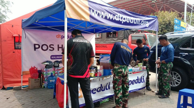 DT Peduli Kalsel dirikan Pos Hangat di Kawasan Pelabuhan Trisakti, Kota Banjarmasin untuk bantu kegiatan SAR KM Virgo Transport 8 (Sumber: DT Peduli)