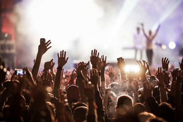 Ilustrasi orang nonton konser. Foto; Shutterstock. 