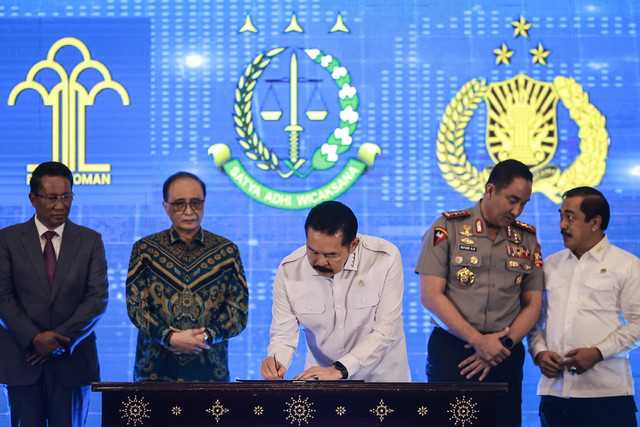 Jaksa Agung ST Burhanuddin menandatangani SKB bersama Menkum Supratman Andi Agtas, Ketua MA Sunarto, Kapolri Suyudi Ario Seto, dan Menteri Imipas Agus Andrianto dalam Forum Nasional Pembangunan Hukum 2026 di Jakarta, Kamis (15/10/2026). Foto: Dhemas Reviyanto/ANTARA FOTO