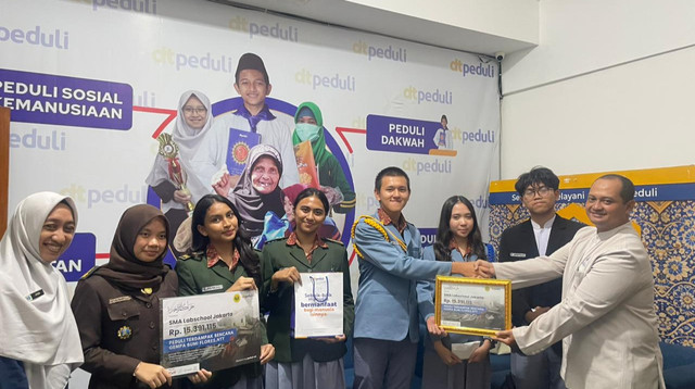 Penyerahan donasi Peduli Bencana Gempa NTT dari siswa SMA Labschool Jakarta (Sumber: DT Peduli)