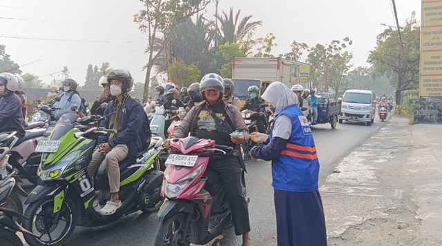 DT Peduli Kalsel bagikan masker gratis untuk masyarakat yang beraktivitas di luar ruangan (Sumber: DT Peduli)