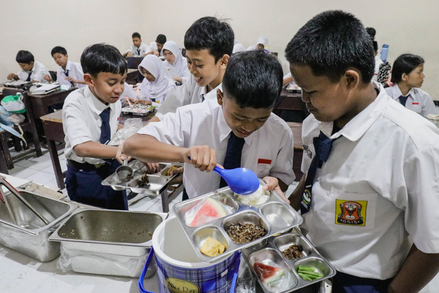 Siswa SMP Kemala Bhayangkari 3 mengikuti uji coba program Makan Bergizi Gratis (MBG) dengan sistem prasmanan saat jam istirahat, Jakarta, Kamis (15/10/2026). Foto: Jamal Ramadhan/kumparan