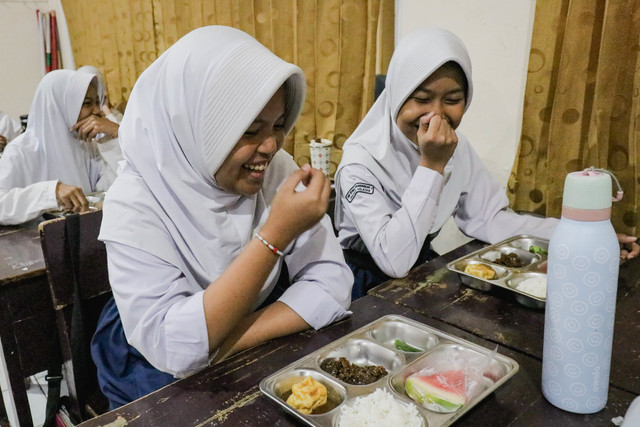 Siswa SMP Kemala Bhayangkari 3 mengikuti uji coba program Makan Bergizi Gratis (MBG) dengan sistem prasmanan saat jam istirahat, Jakarta, Kamis (15/10/2026). Foto: Jamal Ramadhan/kumparan
