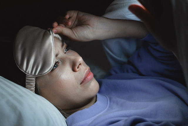 “Kebiasaan menggunakan ponsel hingga larut malam dapat mengganggu waktu istirahat. Mengatur waktu penggunaan gawai menjadi langkah awal untuk membangun pola tidur yang lebih sehat.”Foto: SHVETS production/Pexels
