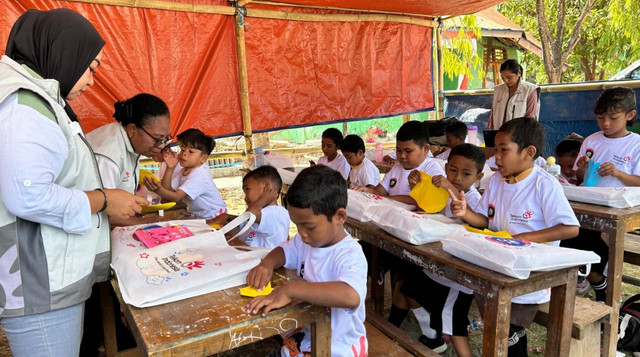 Kolaborasi TelkomGroup dan DT Peduli untuk Pulihkan Mental dan Psikis Guru dan Murid penyintas gempa di Kec. Reok, Manggarai, NTT (Sumber: DT Peduli)