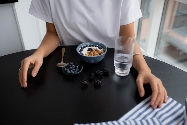 Memilih sarapan yang beragam dan bergizi merupakan salah satu langkah sederhana untuk mendukung kesehatan tubuh. Foto: Ron Lach/Pexels.