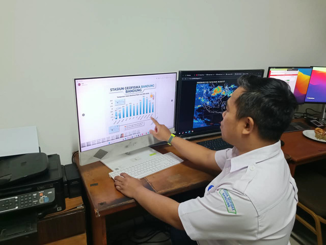Ketua Tim Meteorologi dan Klimatologi BMKG Kelas 1 Bandung, Muhamad Iid Mujtahiddin saat ditemui di kantor BMKG Kelas 1 Bandung, Kamis (15/10/2026). Foto: Abisatya/kumparan