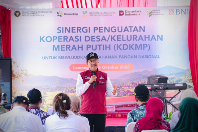 Mensos Gus Ipul tinjau operasional Koperasi Desa/Kelurahan Merah Putih (KDKMP) di Desa Sidorejo, Lamongan, guna dorong kemudahan penyaluran bansos bagi masyarakat, Kamis (15/10/2026). Foto: Kemensos RI