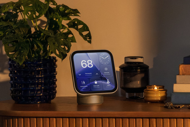 HomeView, layar pintar berotak Siri AI yang diletakan di meja. Foto: Apple.com
