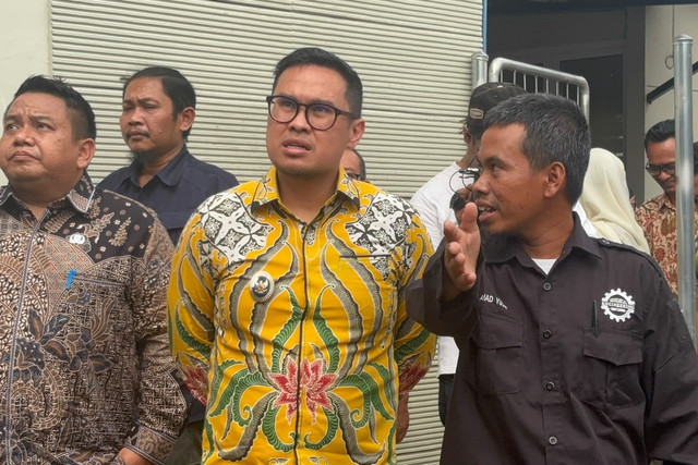Wakil Walikota Tangsel Pilar Saga Ichsan meninjau WTP dan danau penampungan air di perumahan serpong lagoon, Tangerang Selatan, Kamis, (15/10/2026). Foto: Pradya Tirta/kumparan