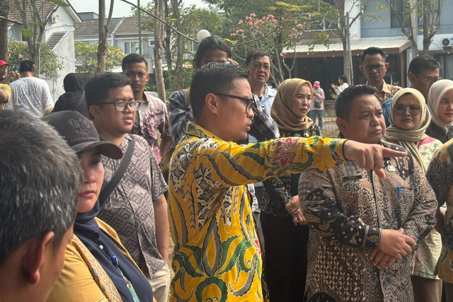 Wakil Walikota Tangsel Pilar Saga Ichsan meninjau WTP dan danau penampungan air di perumahan serpong lagoon, Tangerang Selatan, Kamis, (15/10/2026). Foto: Pradya Tirta/kumparan