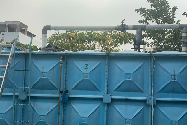 Wakil Walikota Tangsel Pilar Saga Ichsan meninjau WTP dan danau penampungan air di perumahan serpong lagoon, Tangerang Selatan, Kamis, (15/10/2026). Foto: Pradya Tirta/kumparan