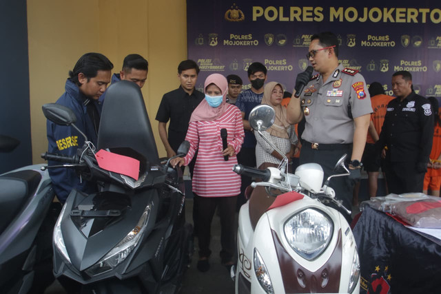 Kapolres Mojokerto AKBP Raden Erik Bangun Prakasa menyerahkan motor curian kepada dua pemilik motor. Foto: kumparan