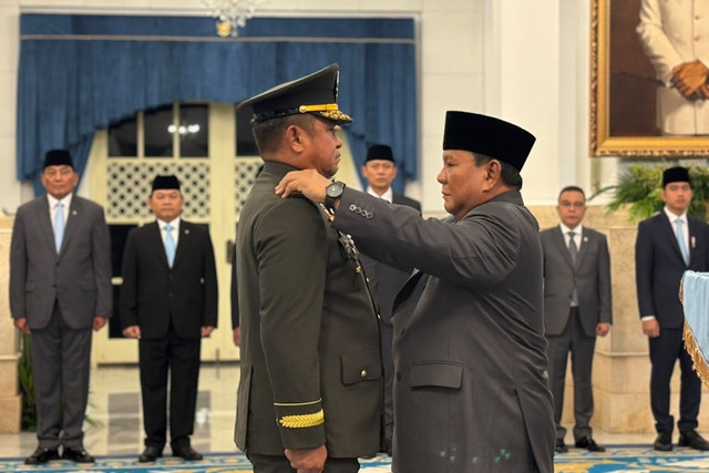 Prabowo Subianto saat melantik Jenderal TNI Maruli Simanjuntak sebagai Wakil Panglima TNI di Istana Negara, Jakarta, Kamis (15/10/2026). Foto: Zamachsyari/kumparan