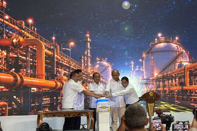 Menteri ESDM Bahlil Lahadalia meresmikan Kilang LPG Cilamaya yang dioperasikan PT Energi Nusantara Perkasa (ENP) di Karawang, Jawa Barat, Kamis (15/10/2026). Foto: Fariza Rizky Ananda/kumparan