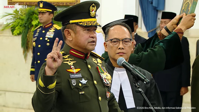 Prabowo Subianto saat melantik Jenderal TNI Maruli Simanjuntak sebagai Wakil Panglima TNI di Istana Negara, Jakarta, Kamis (15/10/2026). Foto: YouTube/ Sekretariat Presiden