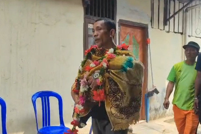Keluarga menggendong jenazah seorang bayi yang meninggal setelah mengalami sesak napas dan sempat menjalani perawatan intensif di Jalan Diponegoro, Kelurahan Bukuan, Kecamatan Palaran, Samarinda, Kamis(15/10/2026). Foto: kumparan