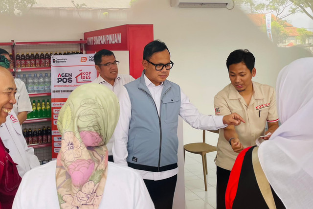 Wakil Menteri Dalam Negeri (Wamendagri) Bima Arya saat mengunjungi KDKMP di Desa Cangkuang Wetan, Kecamatan Dayeuhkolot, Kabupaten Bandung, Kamis (15/10/2026). Foto: Dok. kumparan