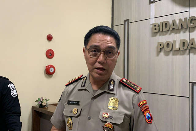 Kabid Humas Polda Jatim Kombes Pol. Jules Abraham Abast menyampaikan keterangan terkait enam orang yang terjebak kebakaran hutan dan lahan (karhutla) di Pusung Lingker, Kecamatan Sukapura, Kabupaten Probolinggo, Kamis (15/10/2026). Foto: Farusma Okta Verdian/kumparan