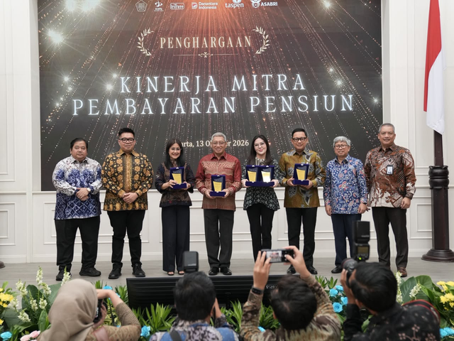 TASPEN dan Direktorat Jenderal Perbendaharaan, Kementerian Keuangan menyerahkan penghargaan untuk Mitra Kerja Pembayaran Pensiun Terbaik dalam Rapat Koordinasi Evaluasi Mitra Pembayaran Pensiun di Aula Gedung Yusuf Anwar, Kompleks Kantor Pusat Ditjen Perbendaharaan, Jakarta pada Selasa (13/10). Foto: Dok. TASPEN