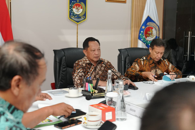Kasatgas PRR Tito Karnavian ungkap progres rehabilitasi dan rekonstruksi sektor kesehatan pascabencana di Sumatera capai kemajuan signifikan dalam rapat koordinasi di Jakarta, Kamis (15/10/2026). Foto: Kemendagri RI