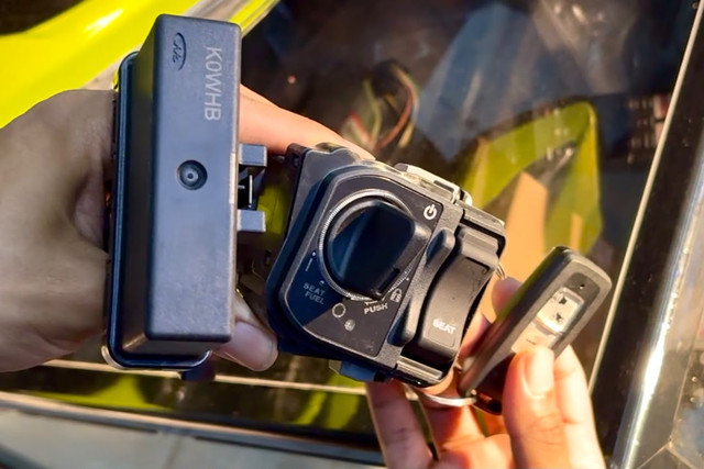 Paket pemasangan upgrade dari kunci fisik ke keyless. Foto: Alvian Yoga Yulianto/kumparan
