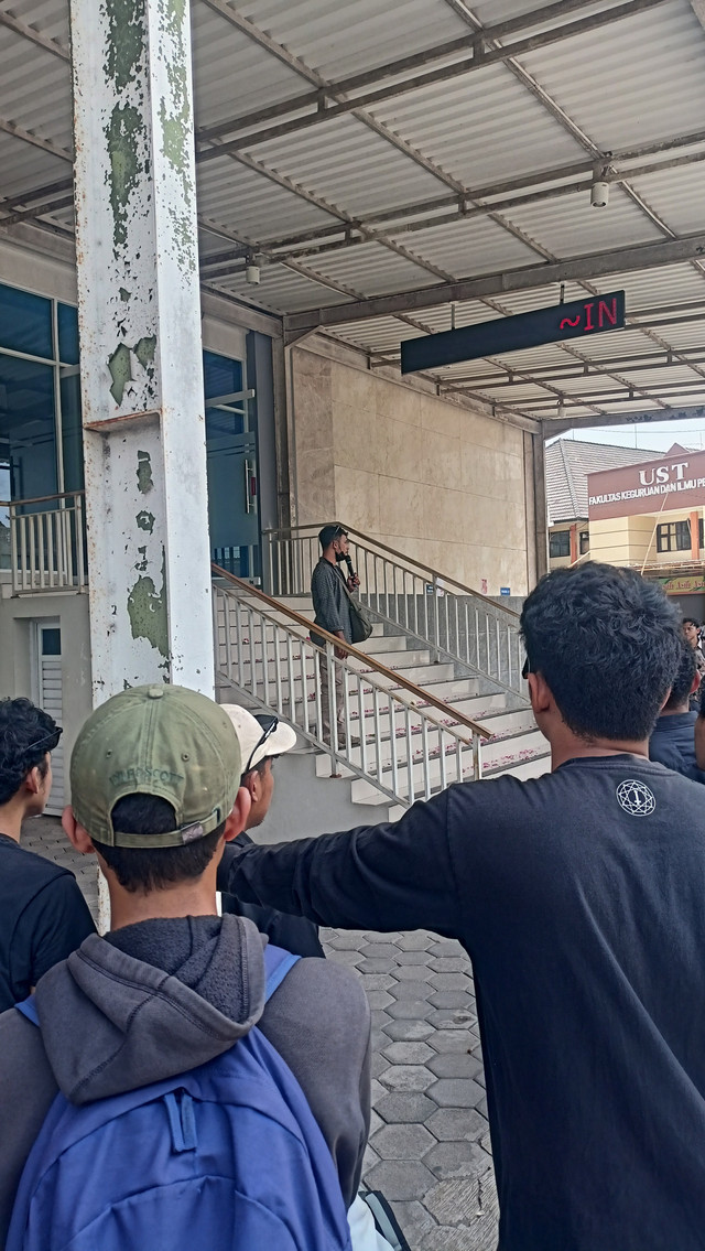 Demonstrasi BEM UST menuntut tindak lanjut kampus Universitas Sarjanawiyata Tamansiswa terhadap kasus kekerasan seksual oleh salah satu dosen. Sumber foto: Dolumekumentasi pribadi penulis.