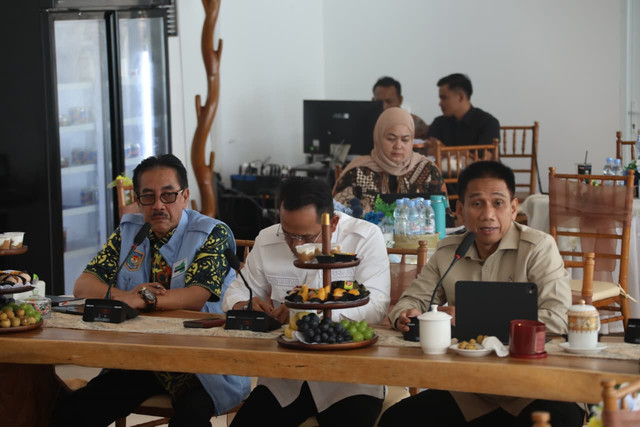 Wamendagri Akhmad Wiyagus tekankan pentingnya peran Forkopimda dan kepala daerah dalam mengorkestrasi pencegahan serta penanggulangan karhutla di Balikpapan, Kalimantan Timur, Kamis (15/10/2026). Foto: Kemendagri RI