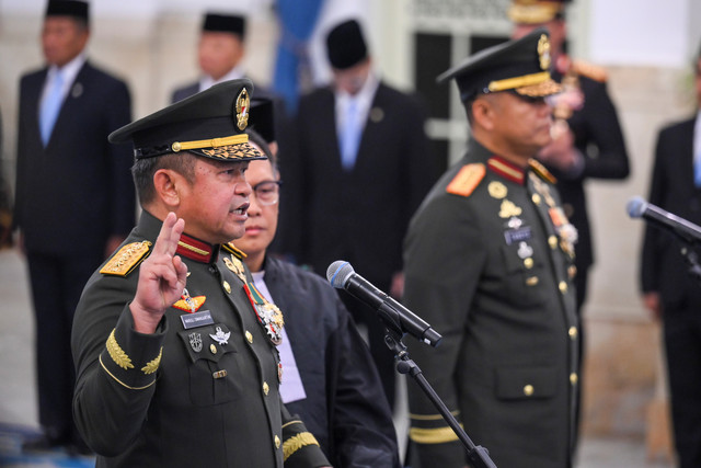 Jenderal TNI Maruli Simanjuntak (kiri) dan Jenderal TNI Tandyo Budi Revita mengucapkan sumpah saat dilantik Presiden Prabowo Subianto sebagai Wakil Panglima TNI dan Kepala Staf TNI AD (KSAD) di Istana Negara, Jakarta, Kamis (15/10/2026). Foto: Hafidz Mubarak A/ANTARA FOTO