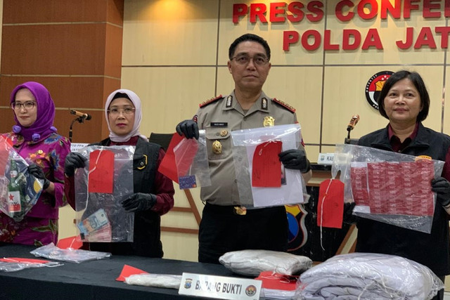 Ditres PPA dan PPO Polda Jatim konferensi pers kasus tindak pidana perdagangan orang (TPPO) dua pasutri di Mapolda Jatim, Kamis (15/10/2026). Foto: Farusma Okta Verdian/kumparan