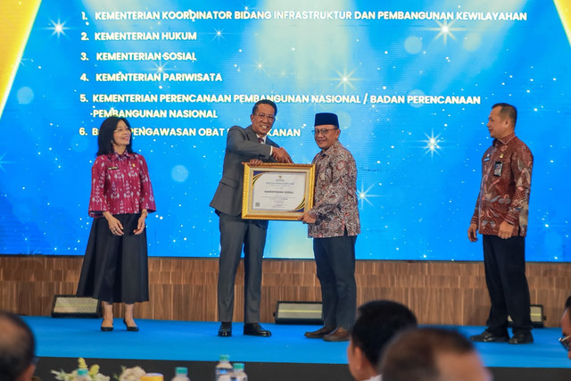 Kemensos raih penghargaan Indeks Reformasi Hukum (IRH) Tahun 2026 dengan predikat AA (Istimewa) dan nilai sempurna 100 yang diterima oleh Sekjen Kemensos M. Hasan Chabibie di Jakarta, Kamis (15/10/2026). Foto: Kemensos RI
