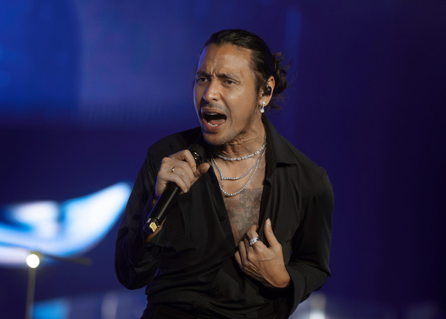 Marcello Tahitoe atau Ello tampil dengan tiga kalung berlian berlapis dan anting panjang dari Wanda House of Jewels saat konser SNADA Indonesia 2026 di Istora Senayan, Jakarta. Foto: Wanda House of Jewels